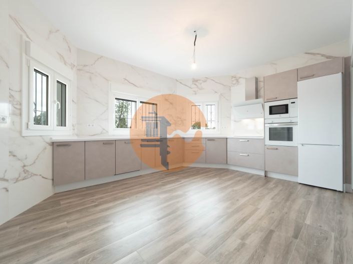 Image No.2-4 Bed House for sale