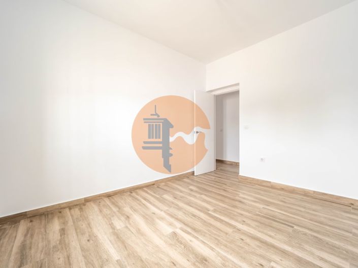 Image No.20-4 Bed House for sale