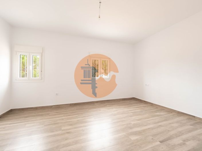 Image No.24-4 Bed House for sale