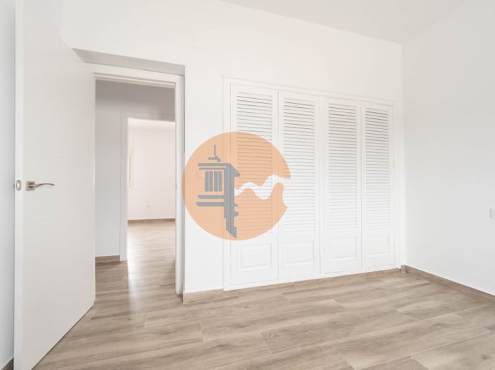 Image No.25-4 Bed House for sale