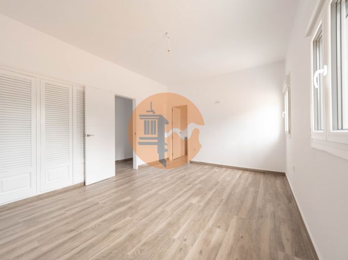 Image No.28-4 Bed House for sale