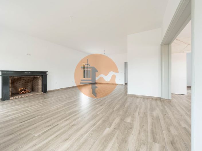 Image No.6-4 Bed House for sale