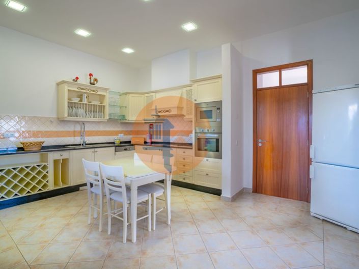 Image No.28-4 Bed House for sale