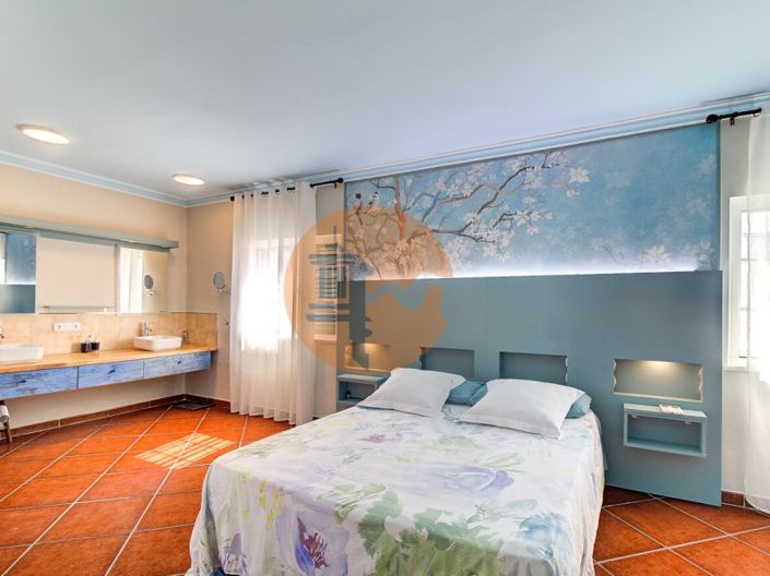 Image No.25-5 Bed House for sale