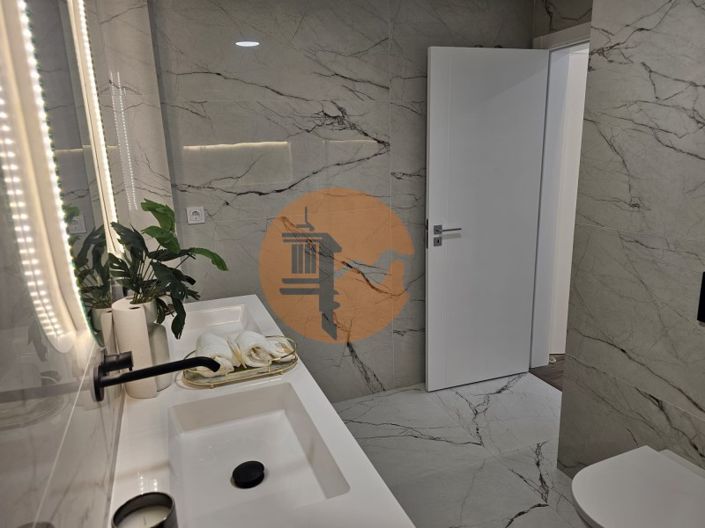 Image No.18-4 Bed House for sale