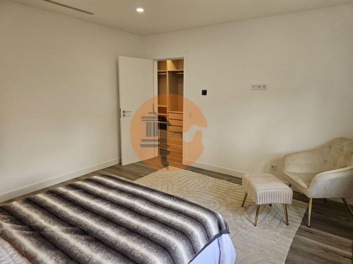 Image No.42-4 Bed House for sale