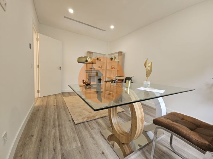 Image No.8-4 Bed House for sale