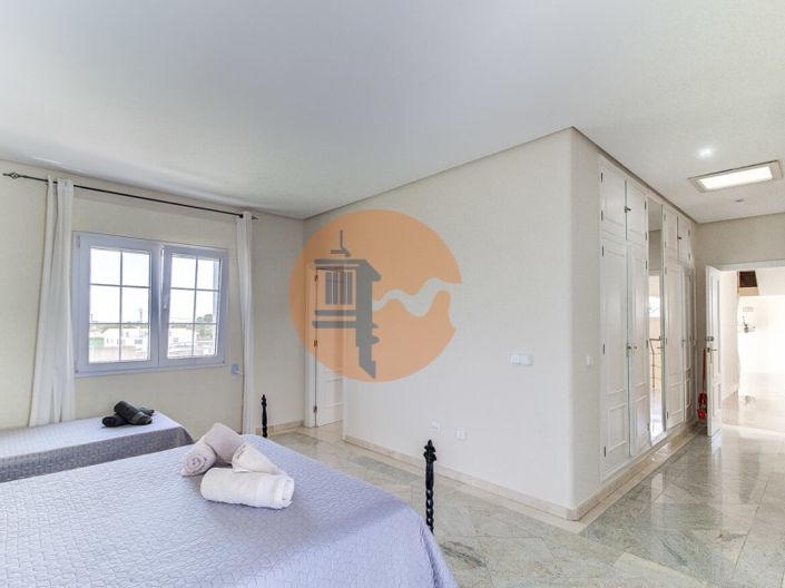 Image No.35-5 Bed House for sale