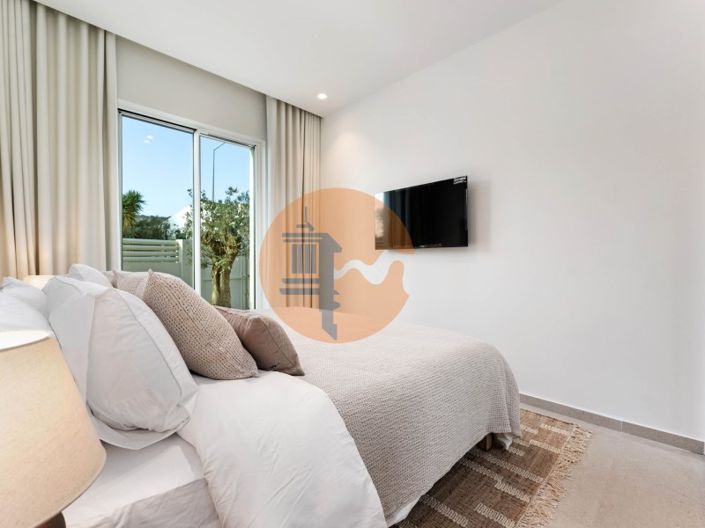 Image No.12-3 Bed House for sale