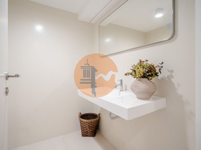 Image No.24-5 Bed House for sale