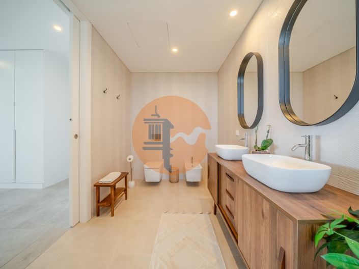 Image No.36-5 Bed House for sale