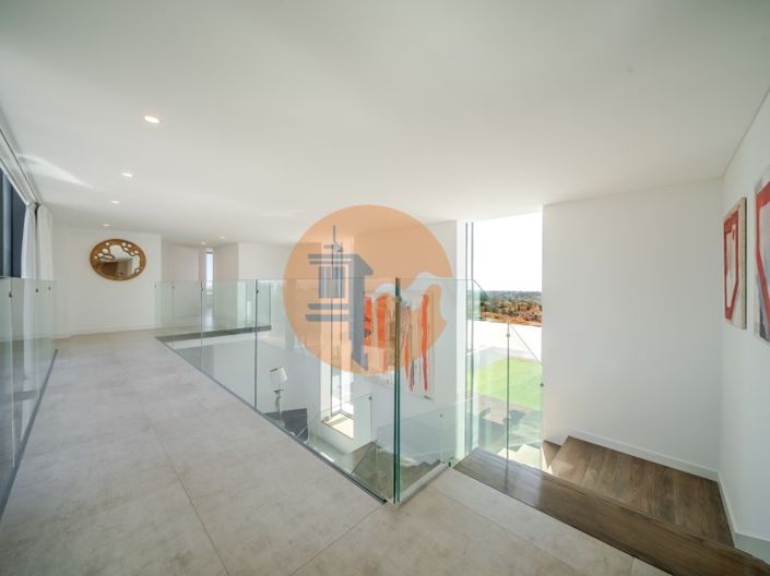 Image No.50-5 Bed House for sale