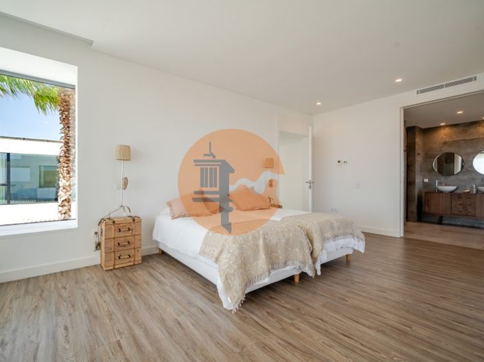 Image No.53-5 Bed House for sale