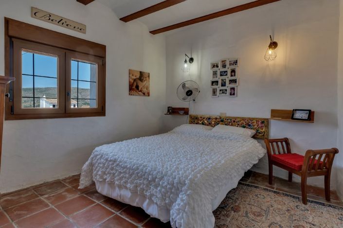 Image No.17-4 Bed Property for sale