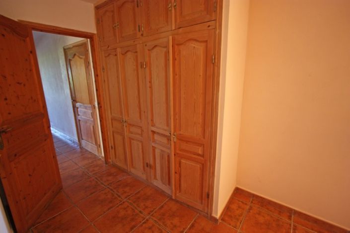 Image No.12-6 Bed Property for sale