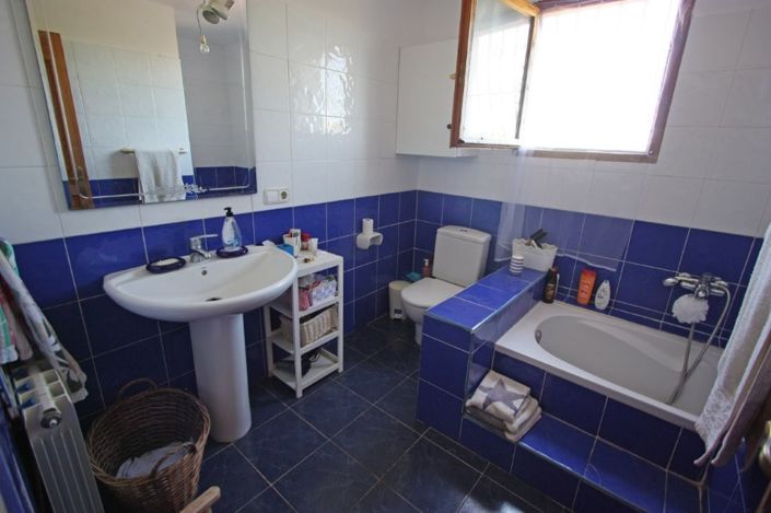 Image No.15-6 Bed Property for sale