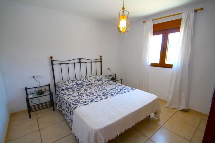 Image No.19-3 Bed Property for sale