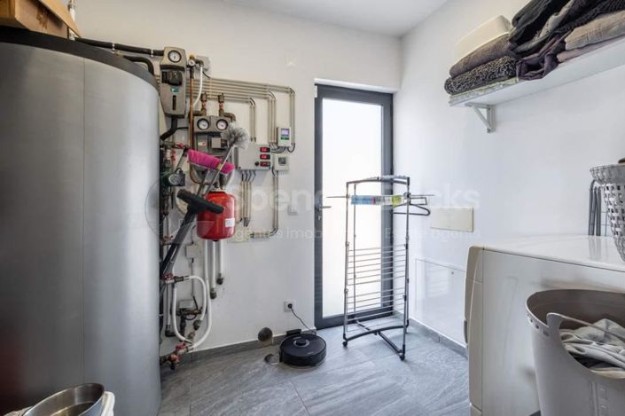 Image No.10-3 Bed House for sale