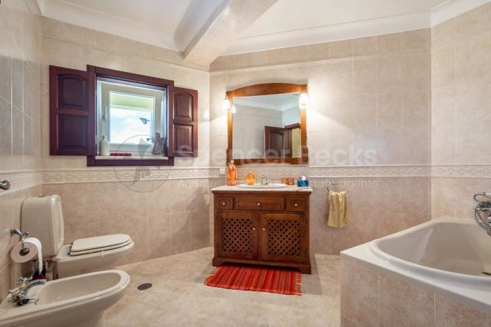 Image No.9-4 Bed House for sale