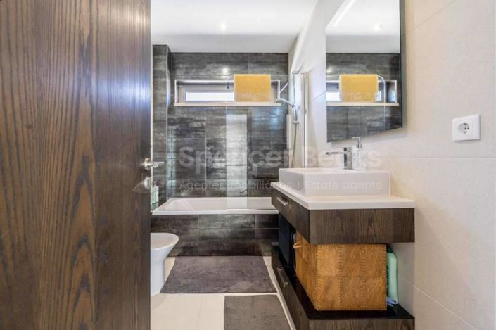 Image No.21-3 Bed House for sale