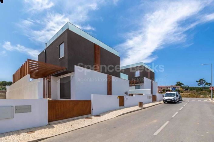Image No.1-4 Bed House for sale