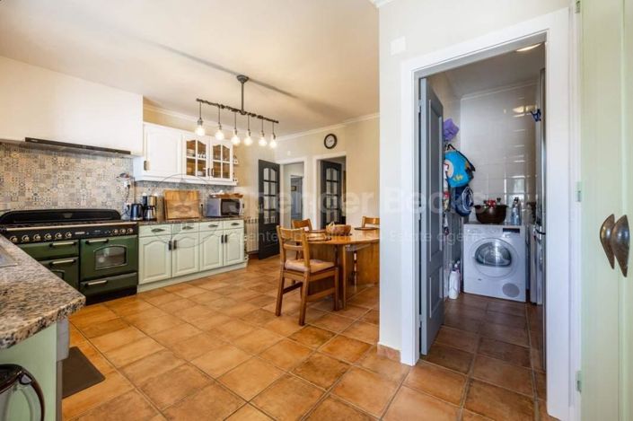 Image No.8-4 Bed House for sale