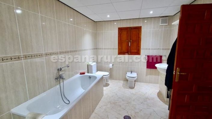 Image No.15-4 Bed Country House for sale