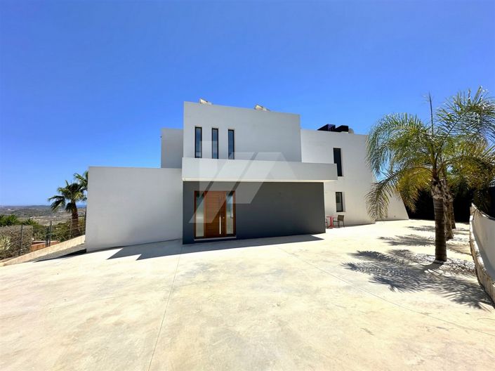 Image No.1-4 Bed Villa for sale