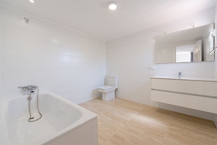 Image No.28-6 Bed Villa for sale