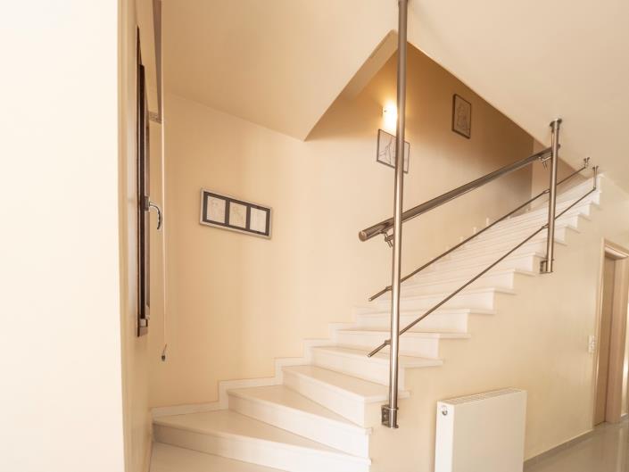 Image No.20-12 Bed Maisonette for sale