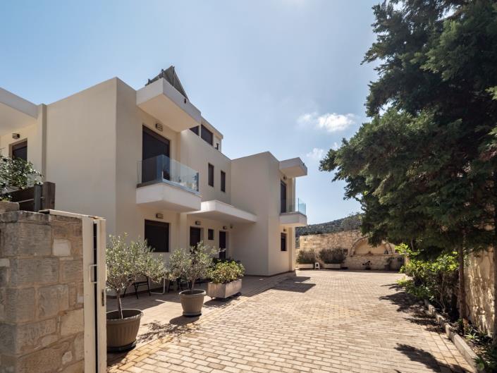 Image No.24-12 Bed Maisonette for sale