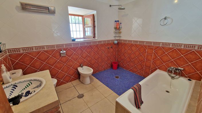 Image No.36-3 Bed Country House for sale