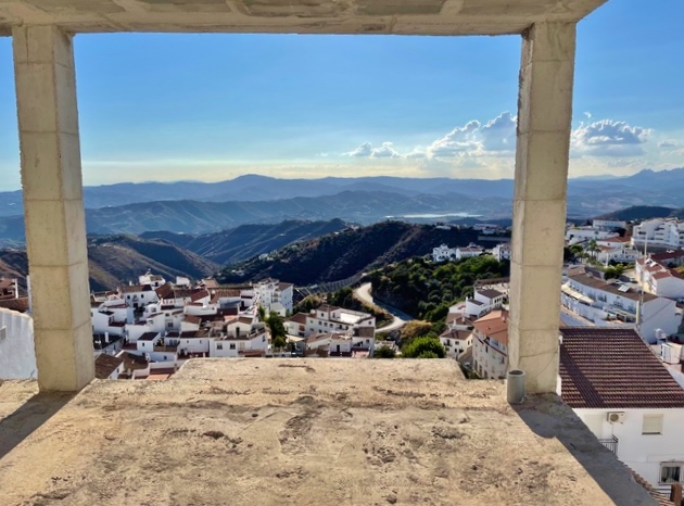 Image No.4-3 Bed Land for sale