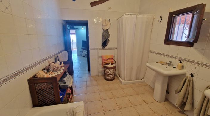 Image No.20-4 Bed Country House for sale