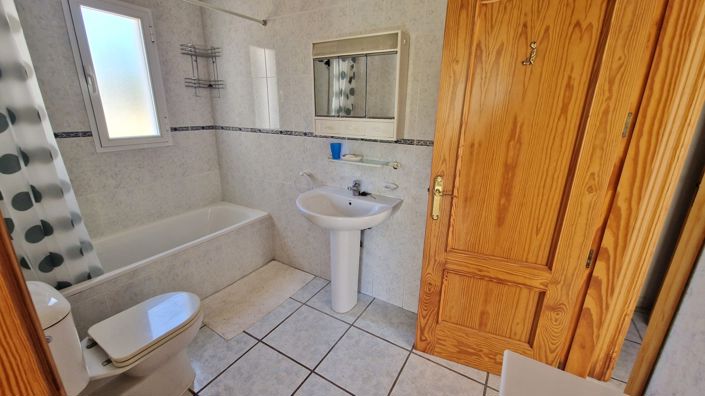 Image No.22-3 Bed Country House for sale