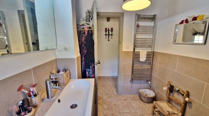 Image No.24-3 Bed Country House for sale