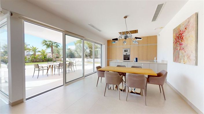 Image No.2-4 Bed Villa for sale