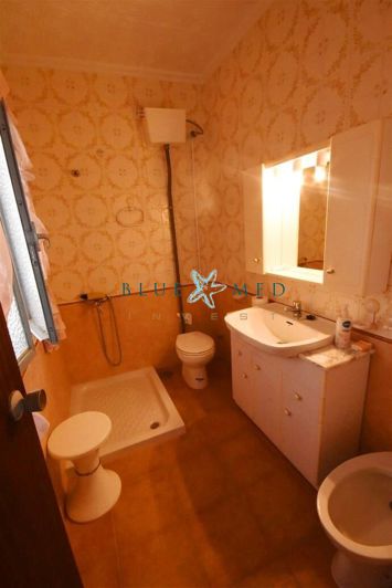 Image No.12-6 Bed Property for sale