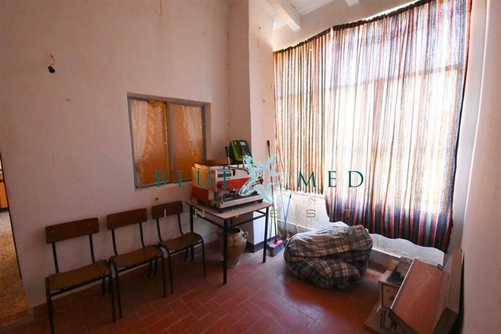 Image No.16-6 Bed Property for sale