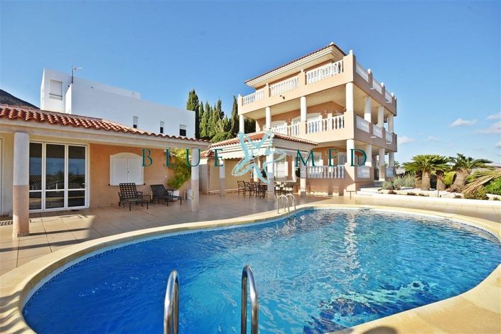 Image No.1-6 Bed Villa for sale