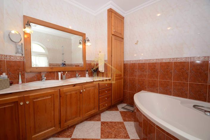 Image No.14-4 Bed Townhouse for sale