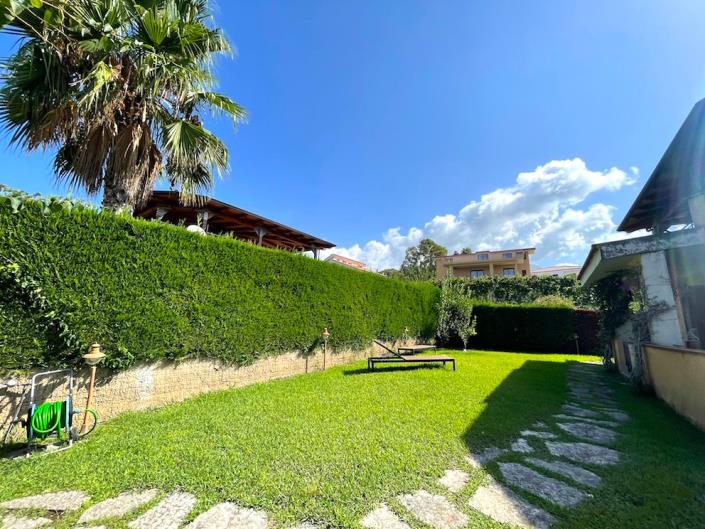 Image No.40-2 Bed Semi-Detached for sale