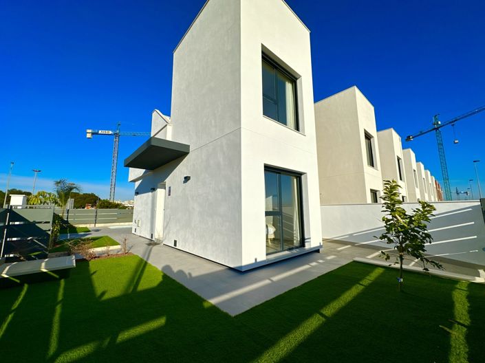 Image No.77-3 Bed Villa for sale