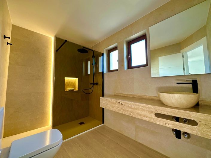 Image No.12-4 Bed Property for sale