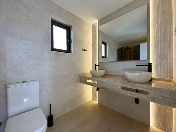 Image No.20-4 Bed Property for sale