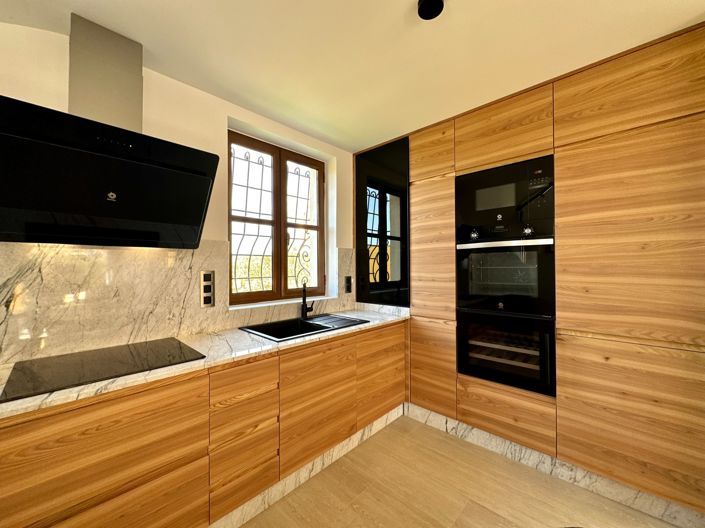 Image No.10-4 Bed Property for sale