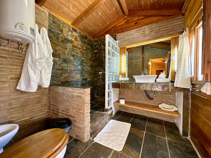 Image No.60-5 Bed Property for sale