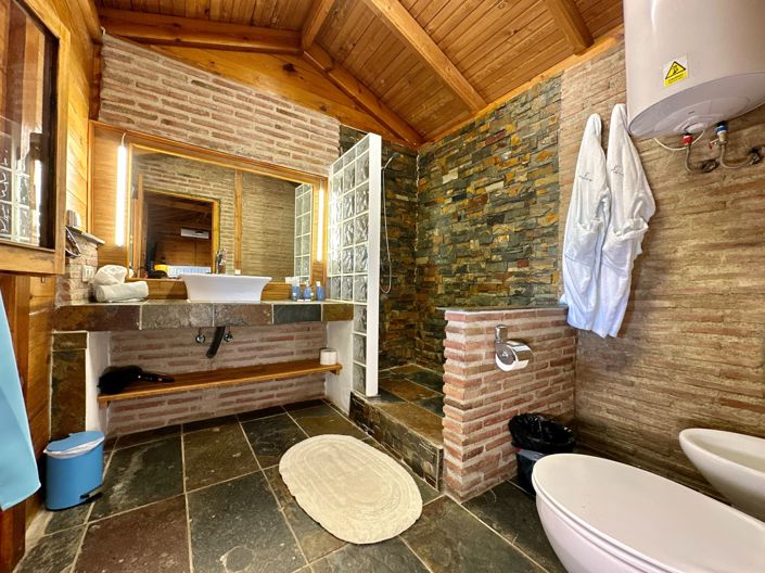 Image No.80-5 Bed Property for sale