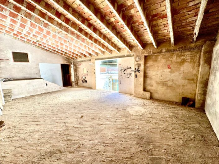 Image No.26-7 Bed Townhouse for sale