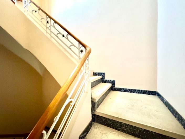 Image No.42-7 Bed Townhouse for sale